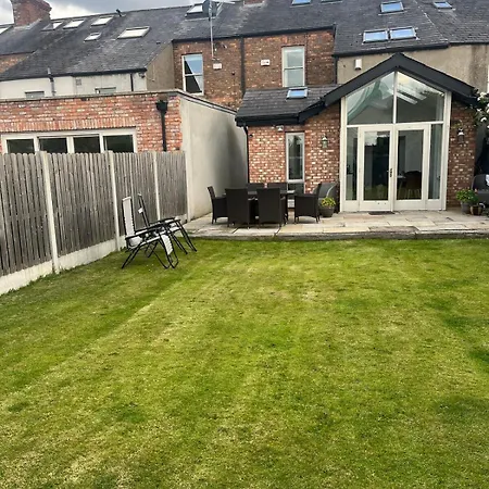 Hébergement de vacances Victorian House With Cricket Ground Views *